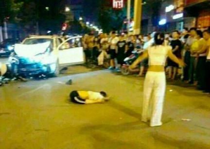 女司机撞飞路人