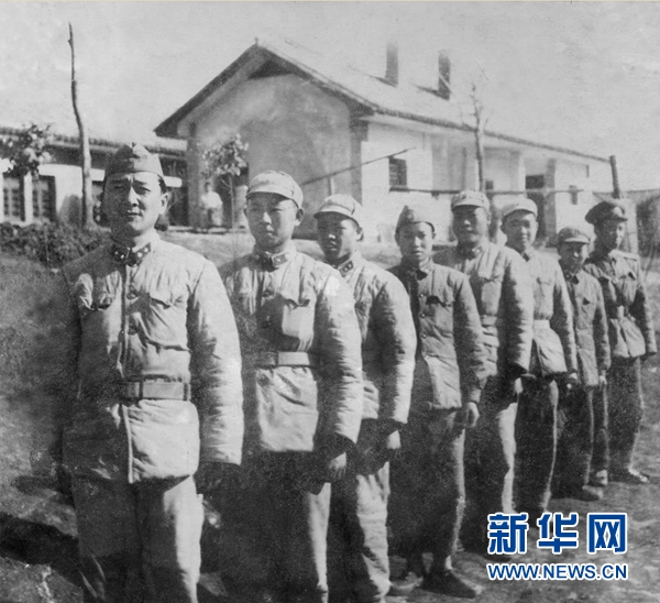 1958年2月25日，某红军团所在师政委何云峰（左一）、副师长张化民（左二）带领机关同志，到该团八连当兵锻炼，在全军开创了干部下连当兵制度的先河（资料照片）。 新华社发