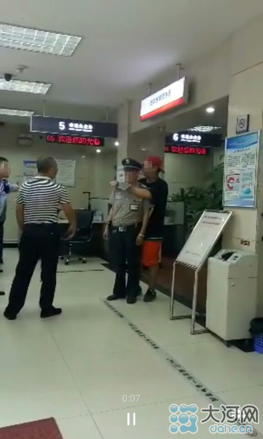 男子用菜刀挟持一名银行保安