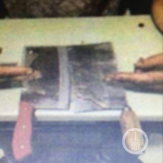 　男子躲床底使用的双刀。
