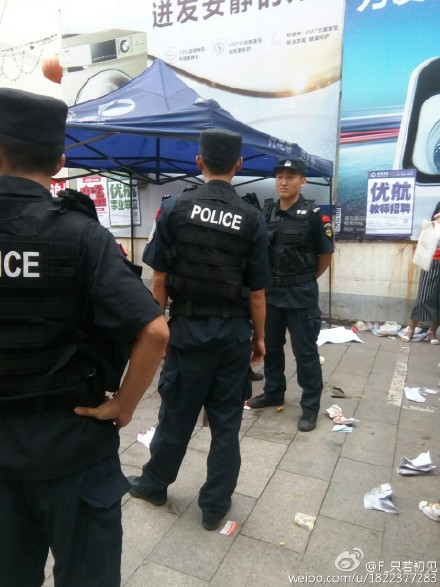 现场有数名身穿黑色制服男子，衣服上写有“police”字样。 来源：F_只若初见