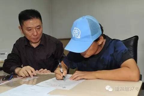 王宝强在律师陪同下办理离婚起诉手续。 曹璐 摄