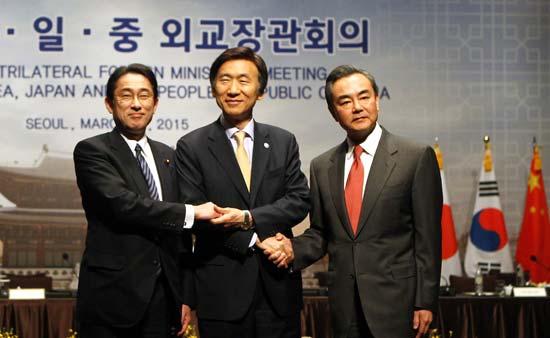 中日韩外长会谈拟23日举行 为中日首脑会面铺路