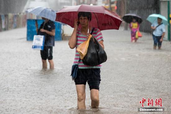 图为海口海秀中路积水严重，影响市民出行