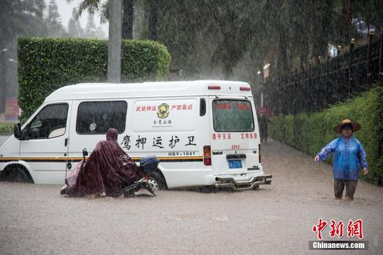 图为海口海秀中路积水严重，影响市民出行