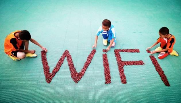 若羌孩子用家乡红枣拼出wifi字样。