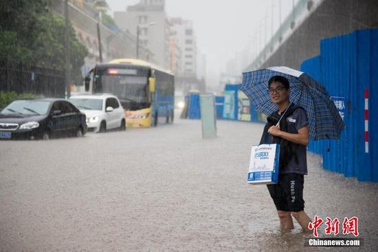 图为海口海秀中路积水严重，影响市民出行