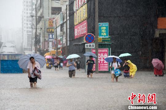 　台风“电母”给海口带来暴雨天气，市民涉水出行。　洪坚鹏 摄