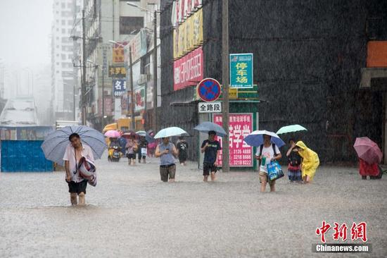 图为海口海秀中路积水严重，影响市民出行