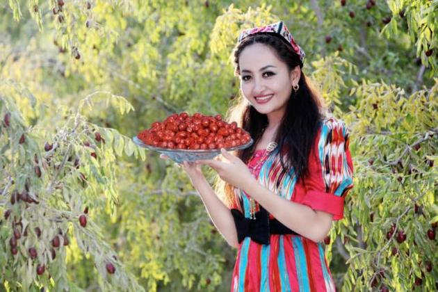 “楼兰美女”为家乡红枣代言。