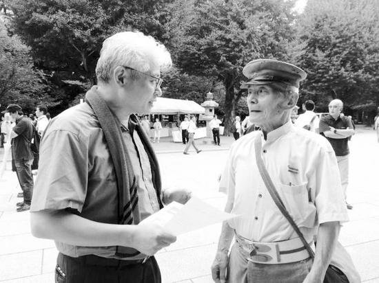 8月15日，《环球时报》特约记者蒋丰在东京靖国神社采访日本老兵八儿雄三郎。 张桐摄