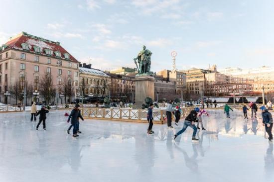 2015年2月6日，人们在瑞典斯德哥尔摩市中心的国王花园溜冰。斯德哥尔摩的冬季常年被白雪覆盖，阳光下的城市显得格外宁静。