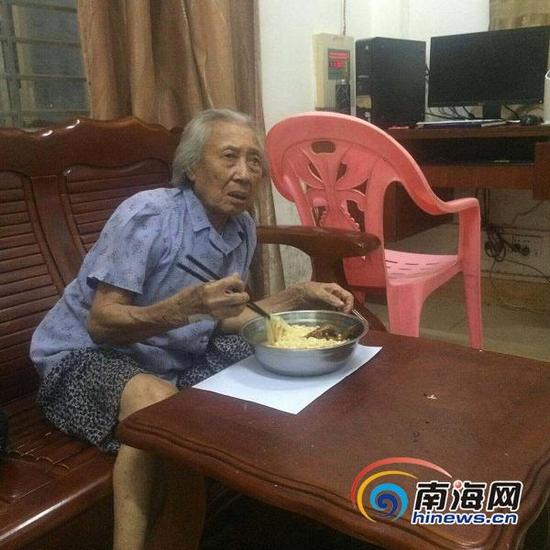 海口一84岁老人独自去临高喝喜酒被困，警方接到派出所妥善安置