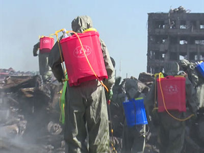 战士们在天津港爆炸事故现场进行抢险