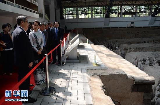 8月20日，正在中国进行正式访问的缅甸国务资政昂山素季在西安秦始皇兵马俑博物馆参观。 新华社记者 李一博 摄 