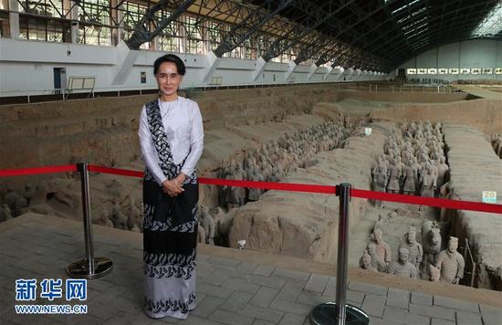8月20日，正在中国进行正式访问的缅甸国务资政昂山素季在西安秦始皇兵马俑博物馆参观。 新华社记者 李一博 摄 