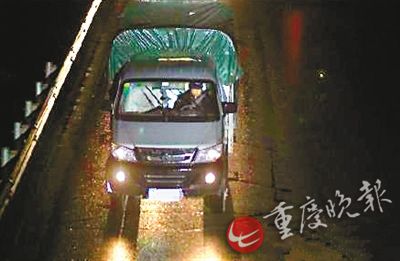 刘某盗车被监控拍下(视频截图)