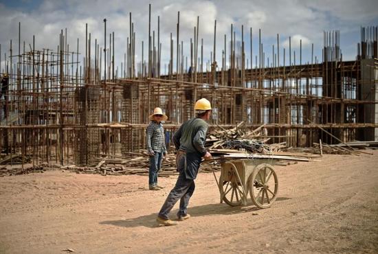 中国目前在吉布提最大的建设项目并非军事基地，而是联通吉布提和其邻国埃塞俄比亚首都亚的斯亚贝巴的铁路，图为正在吉布提铁路工地上施工的中国工人