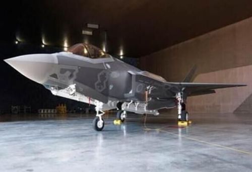 日本航空自卫队公布的日本订购并制造完成的第一架F-35战机照片。