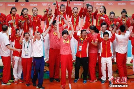 当地时间8月20日，2016里约奥运女排决赛，中国女排3：1（19：25，25：17，25：22，25：23）战胜塞尔维亚女排，在2004年拿到雅典奥运会冠军后，时隔12年再次获得奥运会冠军，这也是中国代表团在本届奥运会上的第26枚金牌。中新网记者 杜洋 摄