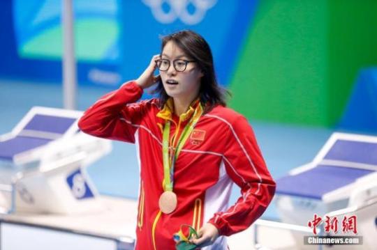 当地时间8月8日，在2016里约奥运女子100米仰泳决赛上，中国选手傅园慧以58秒76夺得铜牌。图为傅园慧登台领奖。中新网记者 杜洋 摄