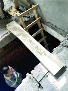 别墅中庭正中央已被凿出一个1米多长、约30厘米宽的洞口　/晨报记者　张佳琪 
