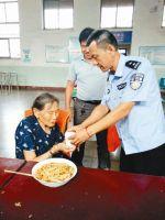 　车站民警给老人准备了面条和热水
