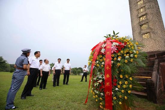 李克强向瑞金红军烈士塔敬献花篮