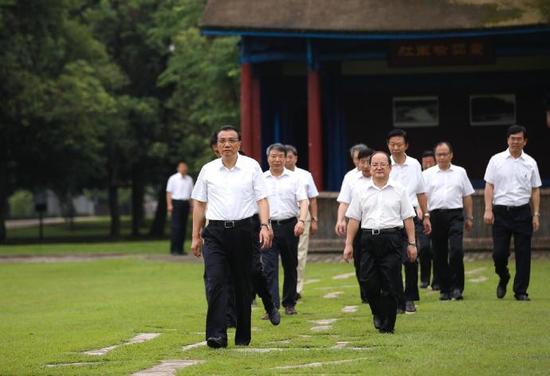 李克强向瑞金红军烈士塔敬献花篮