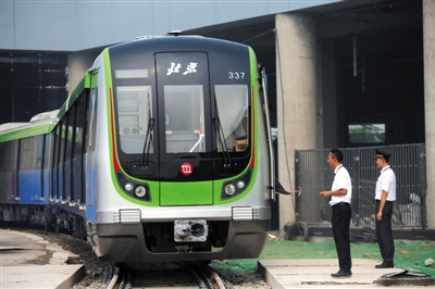 昨日,北京地铁16号线运营的新车——8A型列车亮相,车身整体呈银灰色,车头设计喷绘成京剧脸谱的样式。