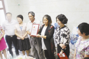 在朱婷家中，河南省妇联向朱婷父母现场颁发了“河南省最美家庭”奖牌并合影留念。