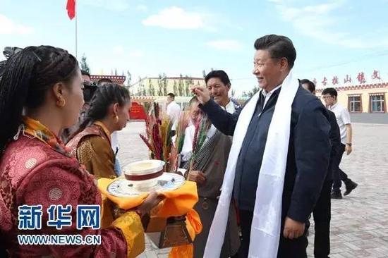 8月22日下午，习近平在海西蒙古族藏族自治州格尔木市唐古拉山镇长江源村考察时接受村民献上的青稞酒。
