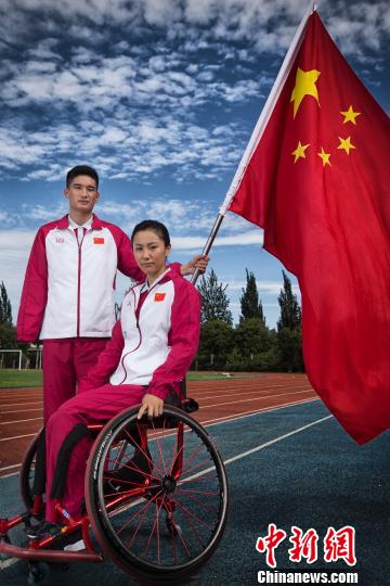 里约残奥会中国体育代表团出场服及领奖服23日在北京中国残疾人体育运动管理中心正式发布。