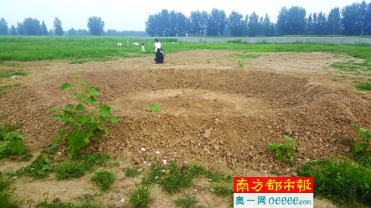 2016年8月4日，“巴铁”生产研发基地7月举行过奠基仪式的地方仍然是个大土坑，周边荒草丛生。