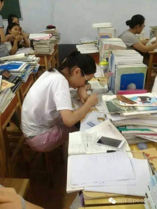 高考前,徐玉玉在教室学习。受访者供图。