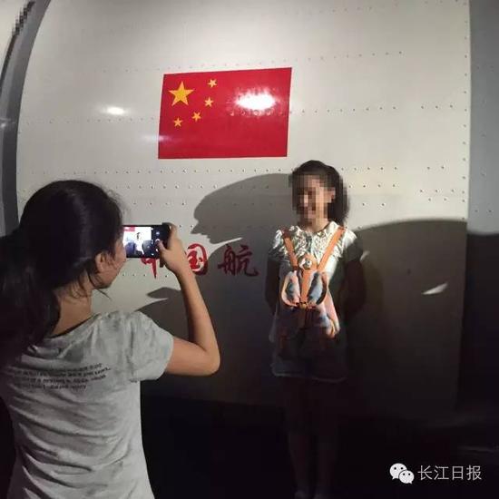 不少家长带着孩子在模型下合影。长江日报记者张维纳 摄