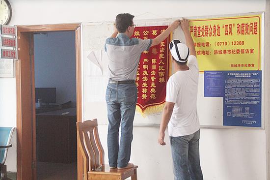 港口区人民法院:法官公正高效执法获赠锦旗 港口区人民法院:法官公正高效执法获赠锦旗