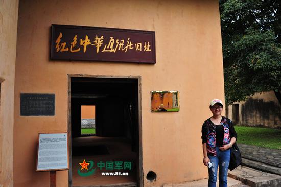 媒体记者纷纷与红色中华通讯社旧址合影留念。