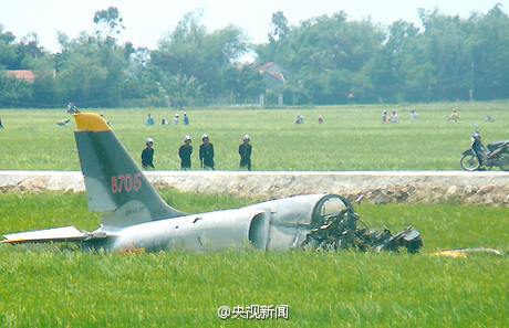 越南一架飞机实战演习中突发事故坠毁 1人死亡