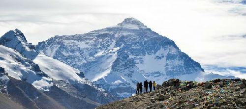 这是2015年11月23日在珠峰大本营拍摄的珠穆朗玛峰。海拔8844.43米的珠穆朗玛峰是喜马拉雅山脉的主峰，位于中国和尼泊尔两国边界上，是世界第一高峰，其北坡在中国西藏境内。