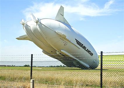 “天空登陆者10号”在降落时撞上了电线杆，大头朝下，栽到了地面。