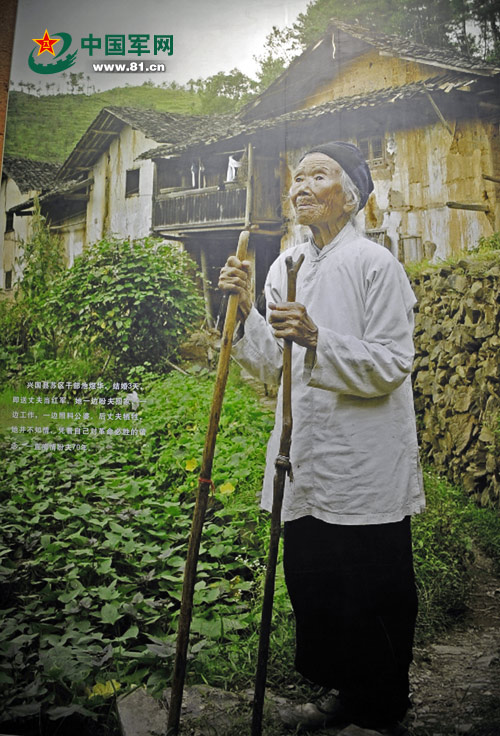 72年痴情盼夫归的池煜华老人，30年未离开村口。