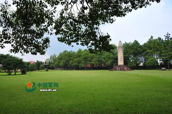 红军广场上耸立的烈士纪念塔，形如子弹，落地成碑。