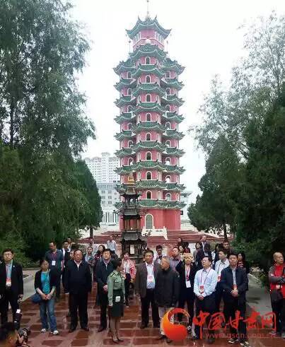 媒体团一行来到会宁旧址，在会师塔前接受革命传统主题教育。