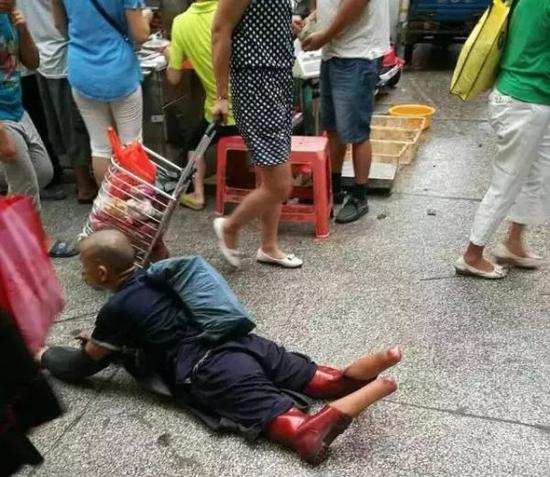 广州黄浦区某菜市场，被截双腿的彭小六正在行乞。随后，她赶紧去找丈夫碰头，两人再返回去确认。