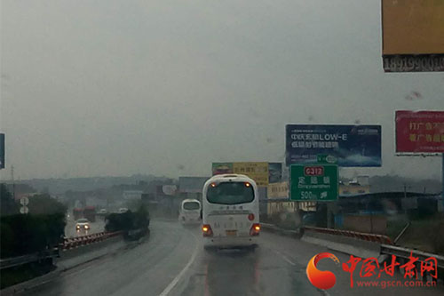 “北京网媒红色故土行”媒体团冒雨赶往会宁