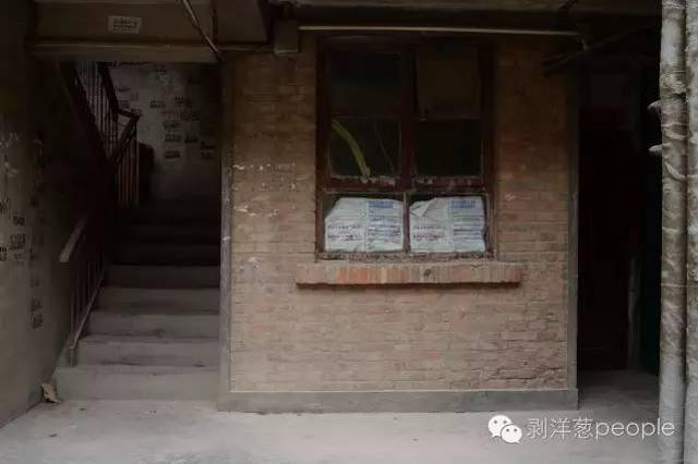 8月29日,白银市白银棉纺厂家属楼3号楼一层的一个小居室。2006年至2012年,犯罪嫌疑人高承勇曾经租住在这里。他经常和周围邻居打麻将。新京报记者 吴江摄