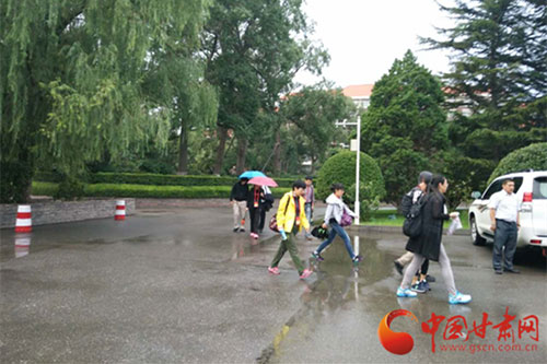 “北京网媒红色故土行”媒体团冒雨赶往会宁