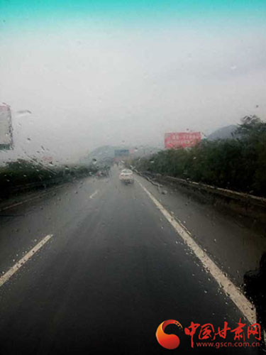 “北京网媒红色故土行”媒体团冒雨赶往会宁