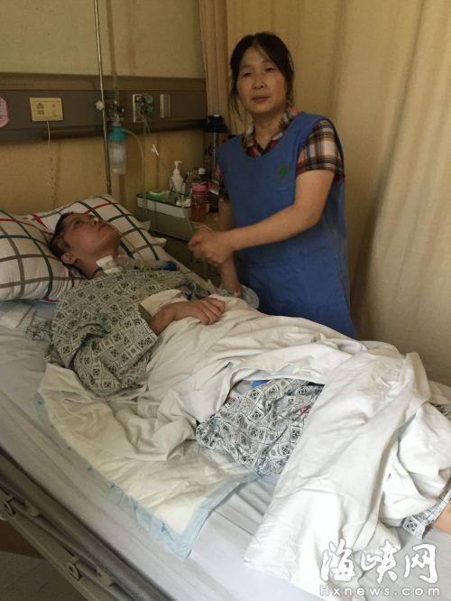 躺在病床上的颜立只有右手能轻微动弹